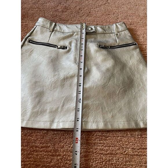 Jolie & Joy  SILVER METALLIC  FAUX LEATHER MINI SKIRT Size M - Picture 5 of 8